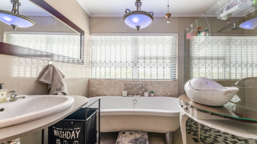 5 Bedroom Property for Sale in Flamingo Vlei Western Cape